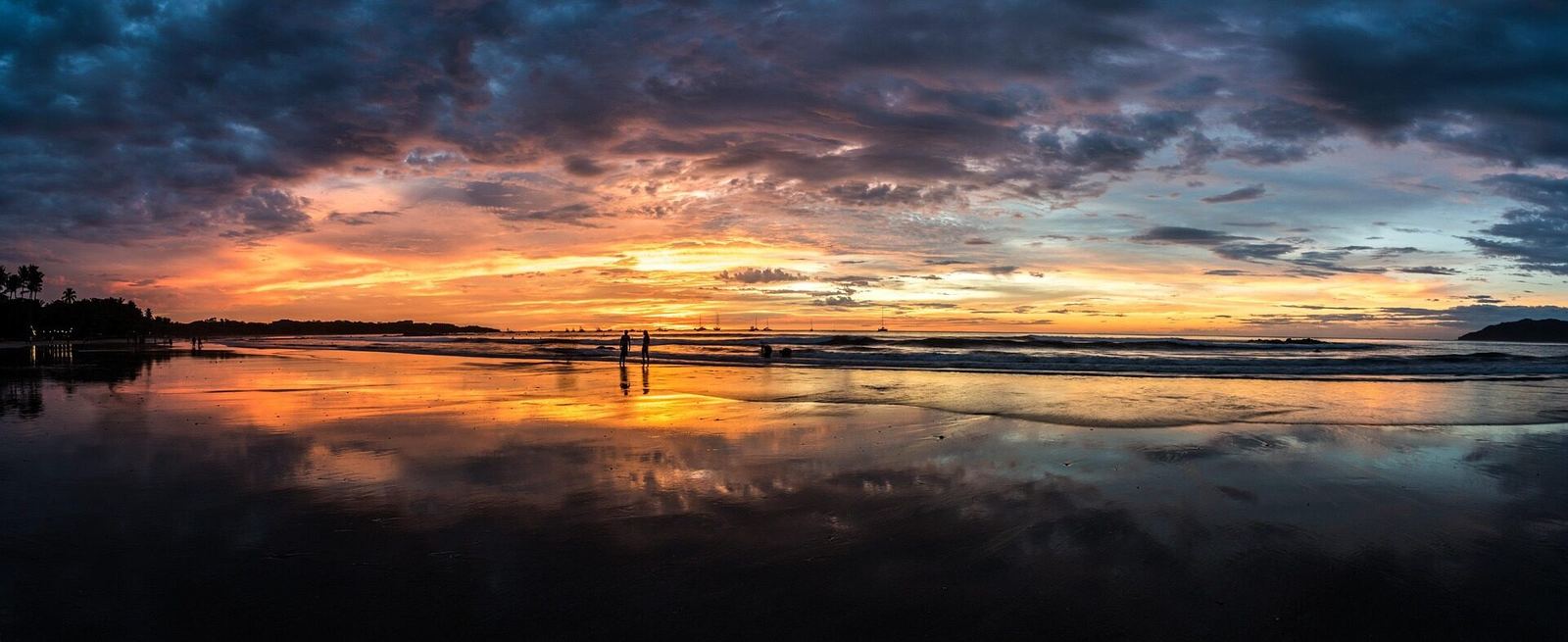 Atardecer en una playa de Guanacaste
