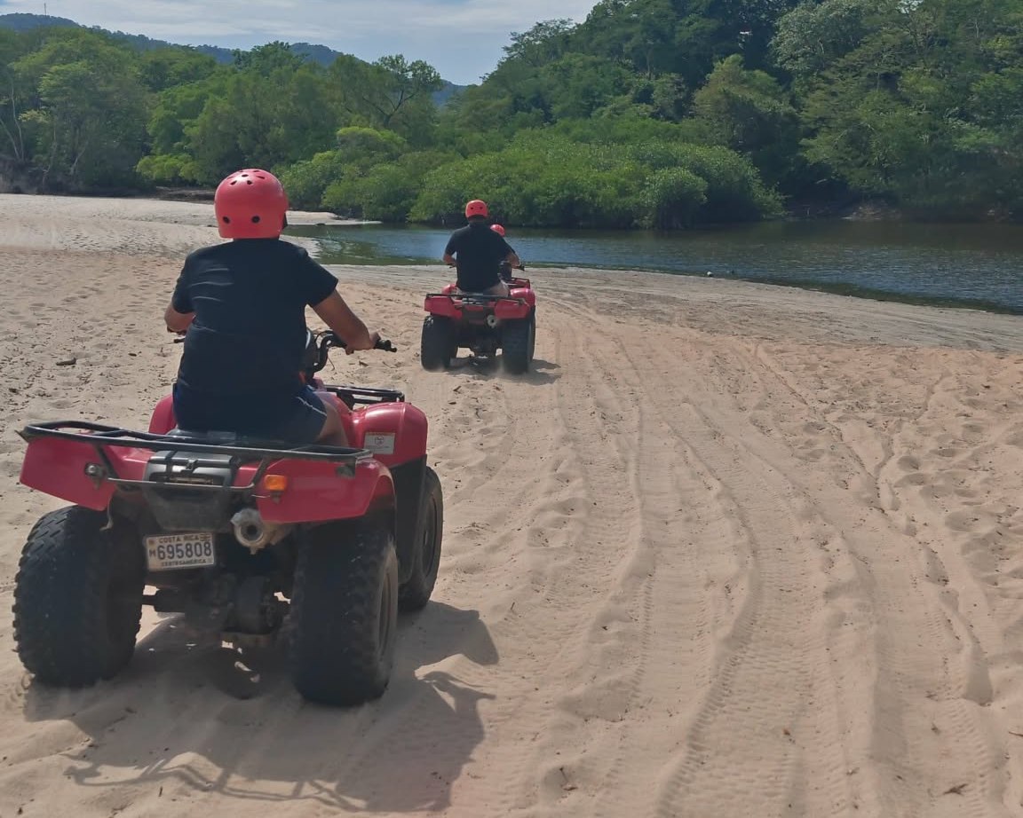 ATV junto al manglar y el río