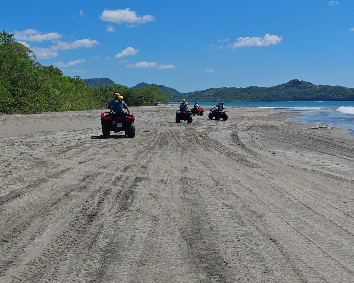 ATV avanzando por la playa hacia el horizonte