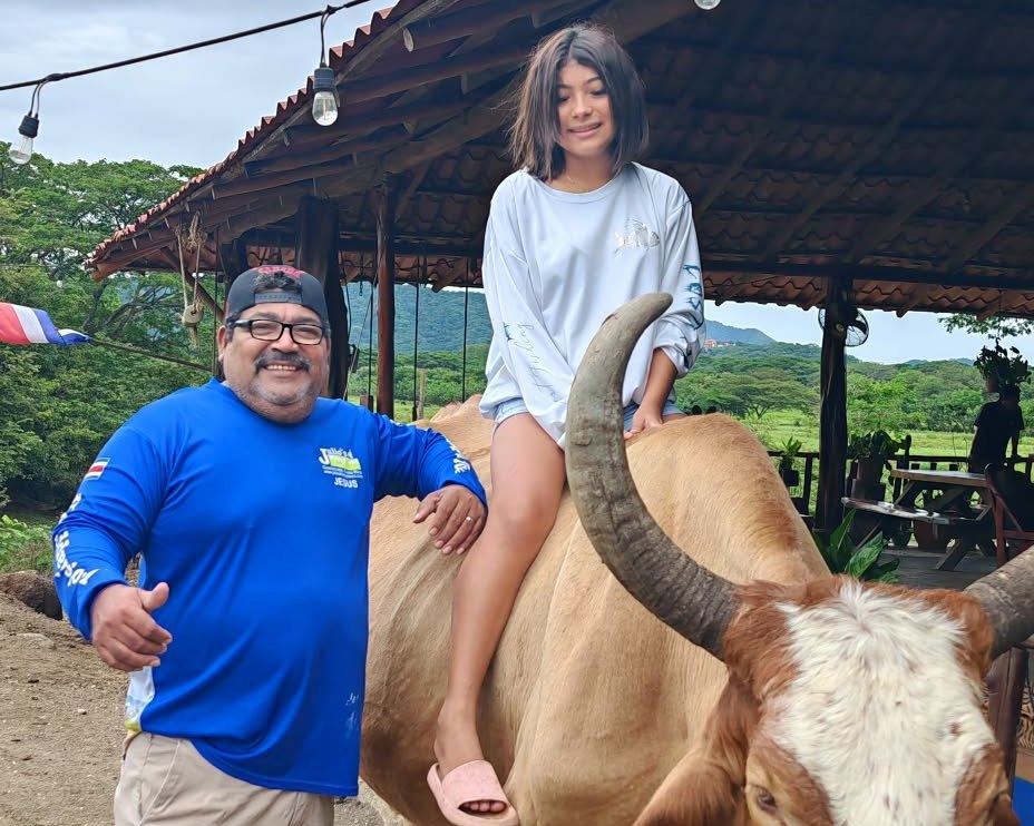 Viajera conociendo la tradición de la carreta de bueyes con la familia de Julio