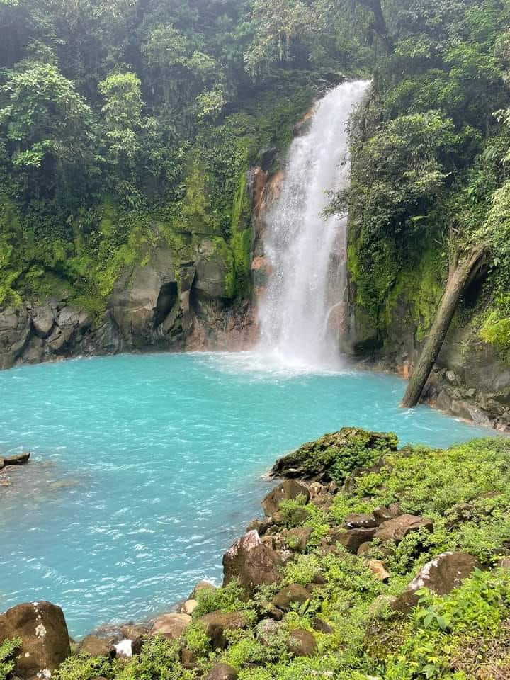 Catarata de aguas turquesa en Guanacaste