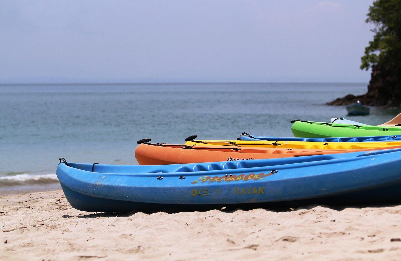 Kayaks en la playa, pesca y snorkel