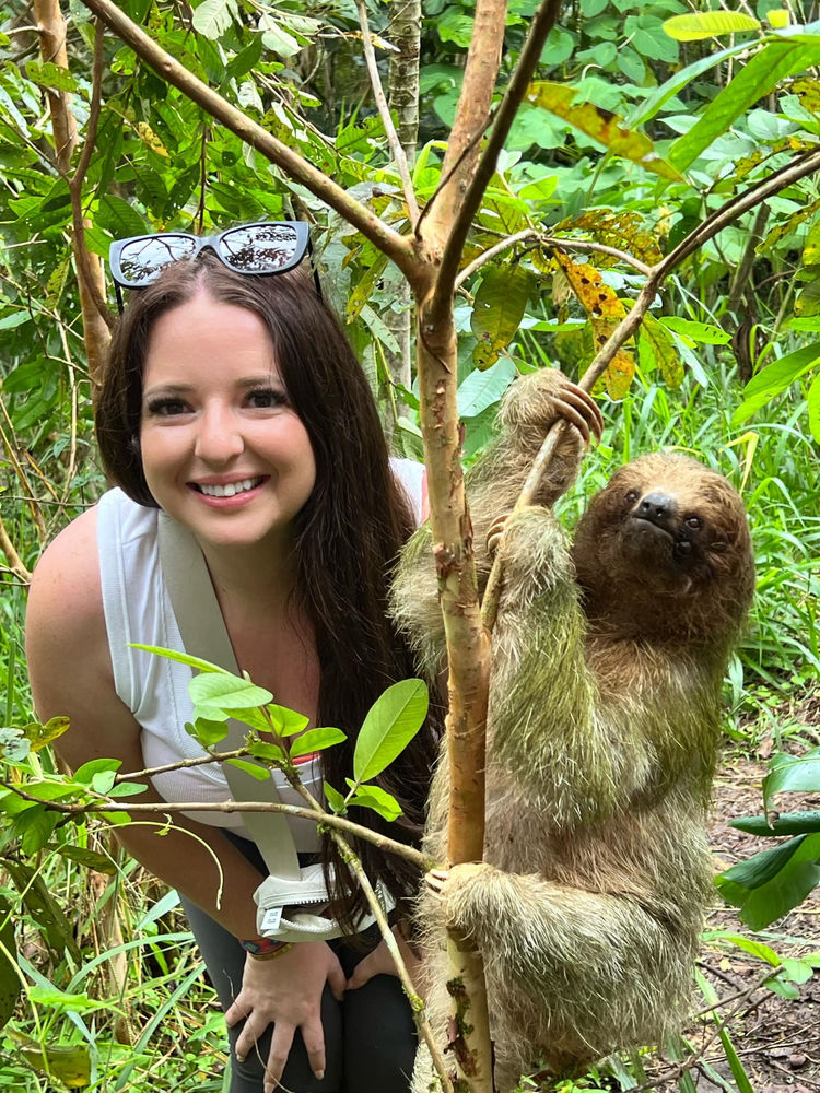 Viajera conociendo de cerca a un perezoso
