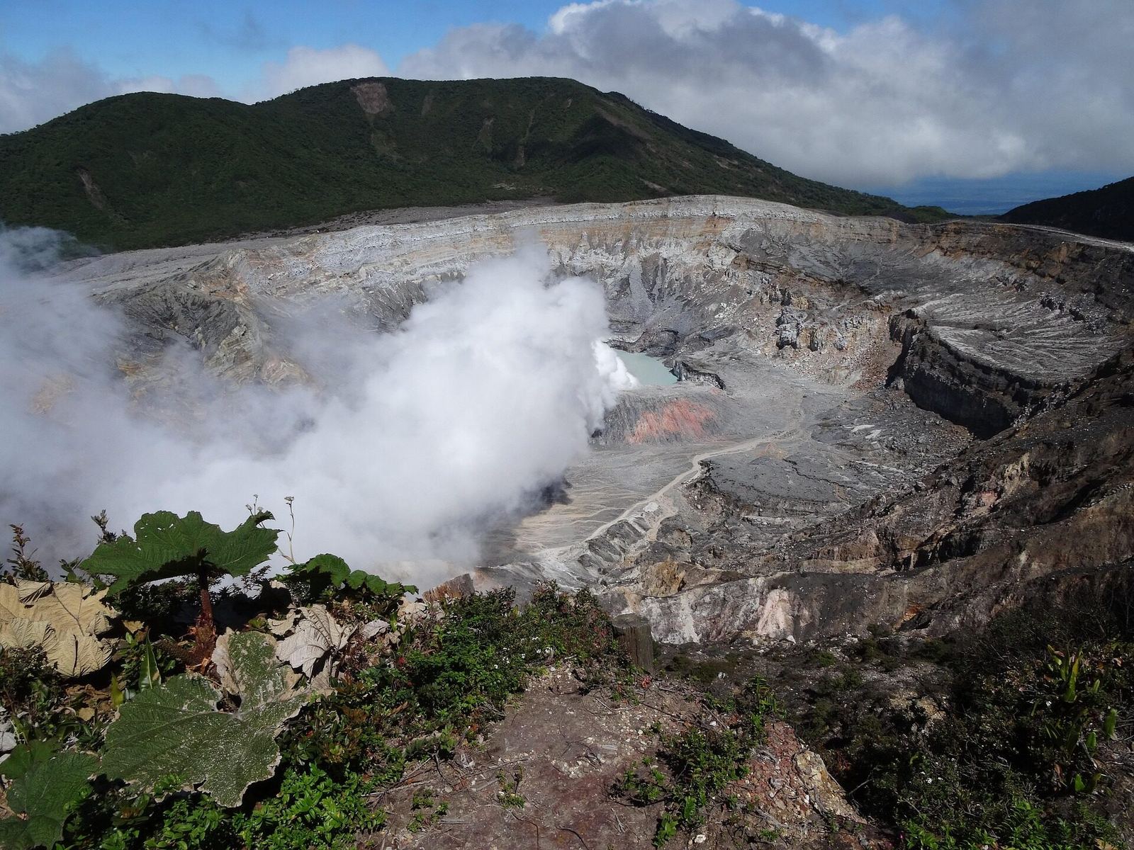 Cráter del volcán en el Mega Combo